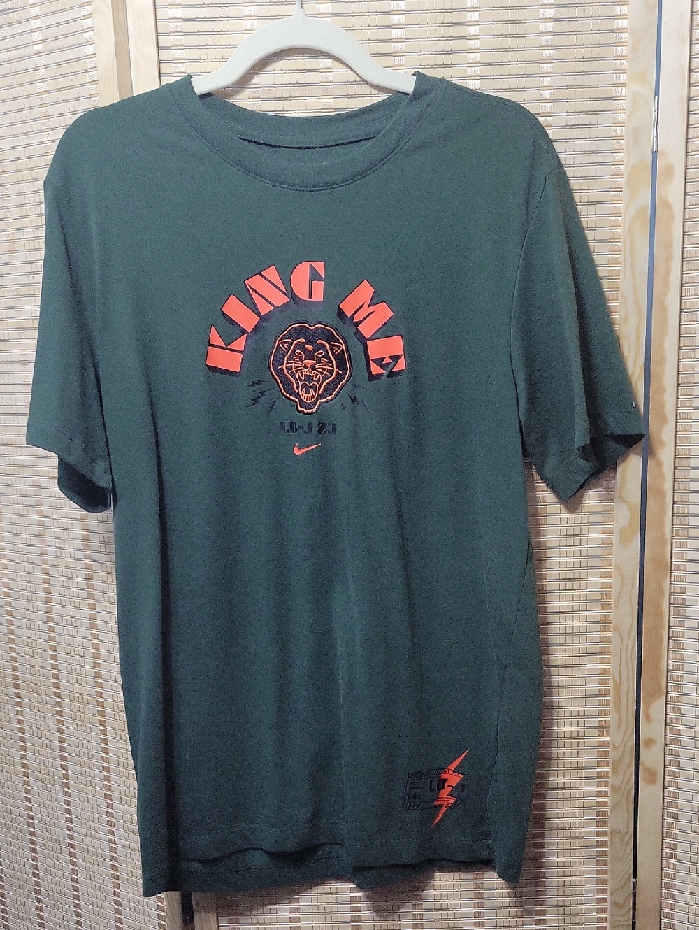 The Nike Tee King Me Lebron James Graphic Tee - M